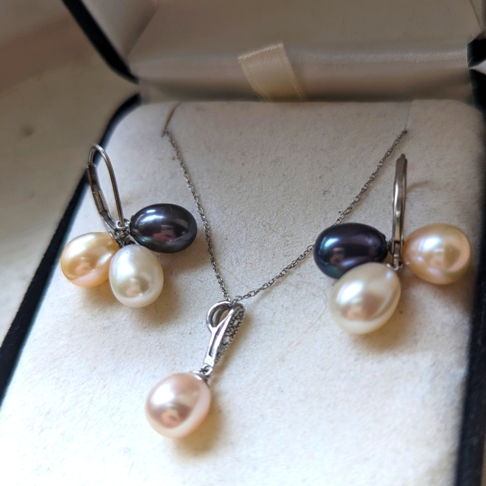 Pearl Necklace with Small Diamonds